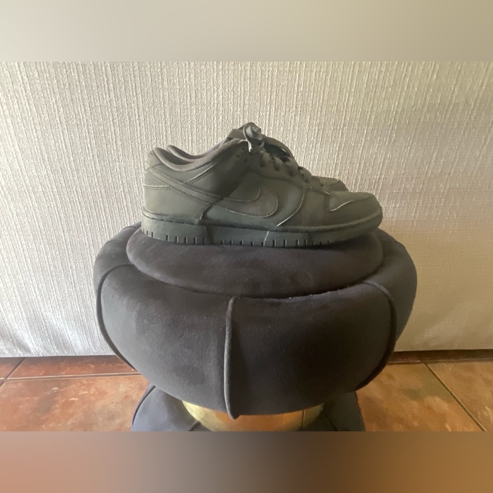 Woman’s dunk low black size 9